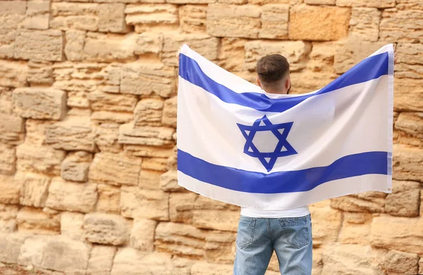 在哭墙附近拿着以色列国旗的人 — 图库照片