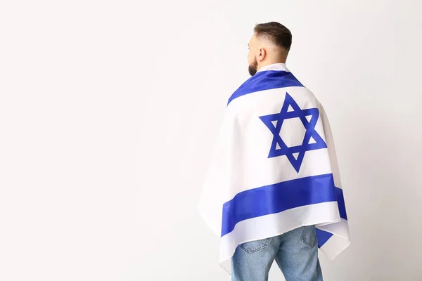 身披以色列国旗背景浅的男子 — 图库照片
