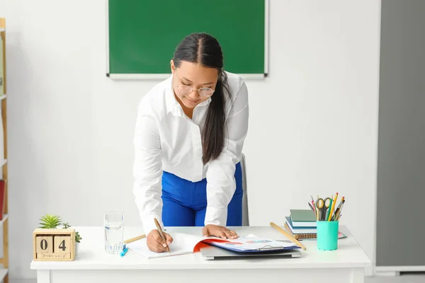 Asiática Professora Sala Aula — Fotografia de Stock