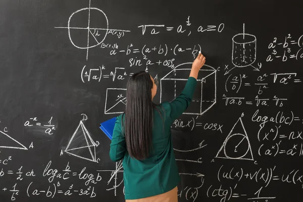 Asiatische Lehrerin Schreibt Auf Tafel Klassenzimmer — Stockfoto