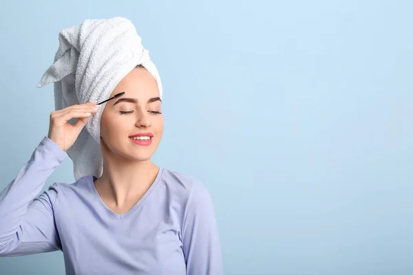 Jonge Vrouw Ondergaan Wenkbrauw Correctie Procedure Kleur Achtergrond — Stockfoto