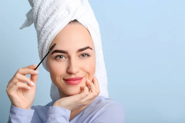 Young Woman Undergoing Eyebrow Correction Procedure Color Background — Stock Photo, Image