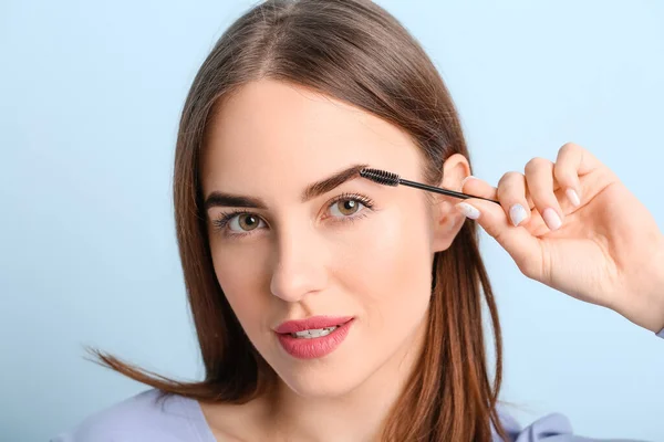 Mujer Joven Sometida Procedimiento Corrección Cejas Sobre Fondo Color —  Fotos de Stock