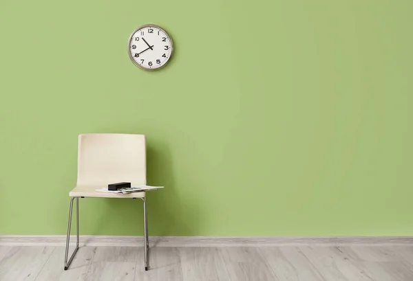 Chaise Près Mur Couleur Avec Horloge — Photo