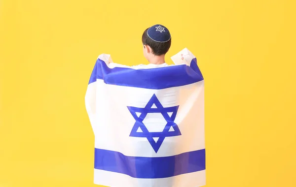 色系背景上挂着以色列国旗的小男孩 — 图库照片
