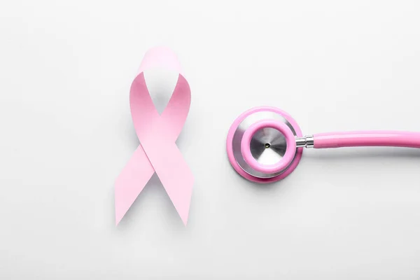 Cinta Rosa Estetoscopio Sobre Fondo Claro Concepto Conciencia Sobre Cáncer — Foto de Stock