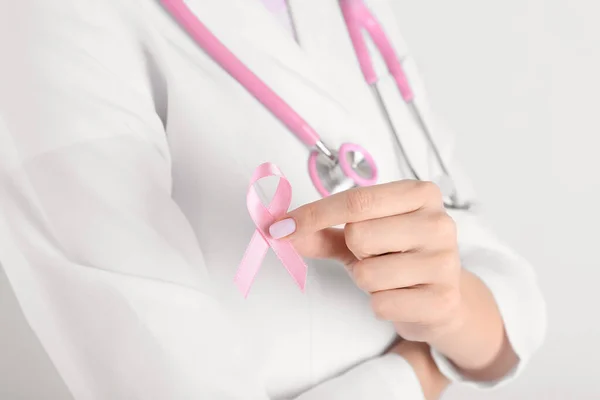 Doctora Con Cinta Rosa Primer Plano Concepto Conciencia Sobre Cáncer — Foto de Stock