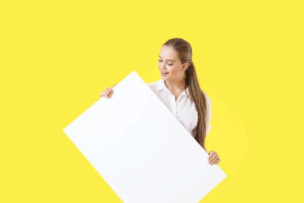 Όμορφη Νεαρή Γυναίκα Λευκή Αφίσα Στο Φόντο Χρώμα — Φωτογραφία Αρχείου