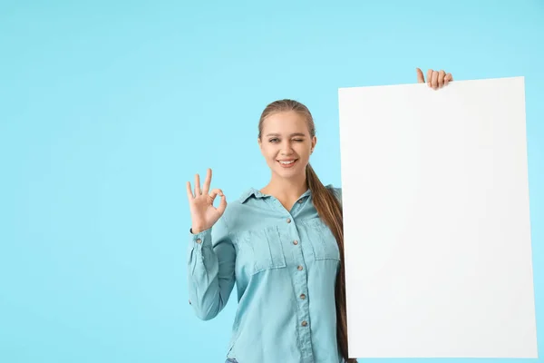 Beautiful Young Woman Blank Poster Showing Color Background — Stock Photo, Image