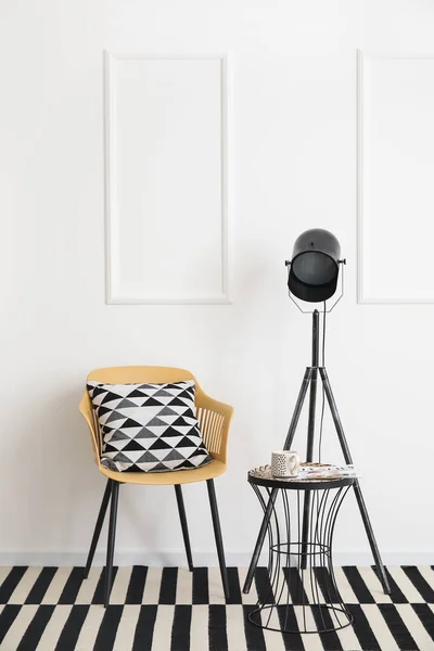 带有椅子和桌子的现代化房间的内部 — 图库照片