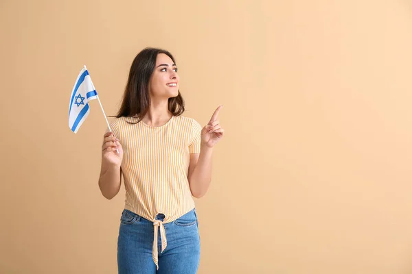 Молода Жінка Прапором Ізраїлю Вказує Щось Кольоровому Тлі — стокове фото