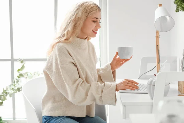 Beautiful Young Woman Warm Clothes Drinking Tea While Using Laptop — Stock Photo, Image