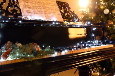 Noel için dekore edilmiş büyük piyano.