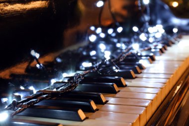 Noel için dekore edilmiş büyük piyano, yakın plan.