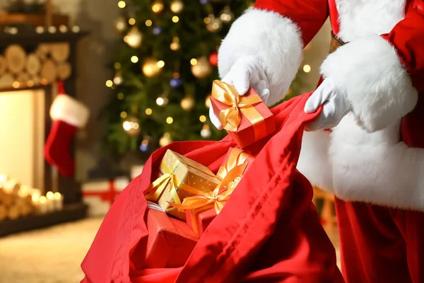 Santa Claus Con Bolsa Llena Regalos Navidad Habitación —  Fotos de Stock