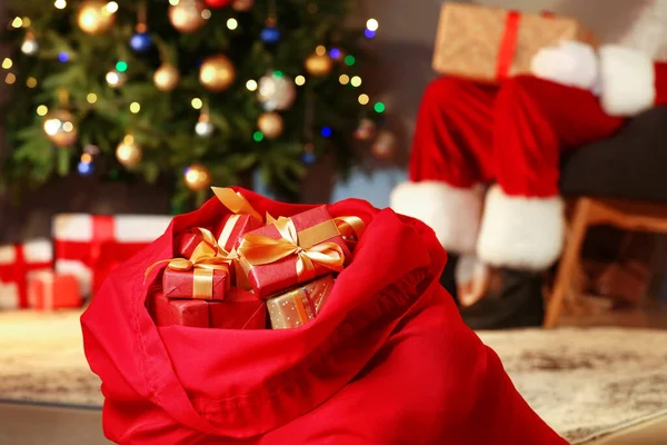 Weihnachtsmann Tasche Mit Weihnachtsgeschenken Zimmer — Stockfoto