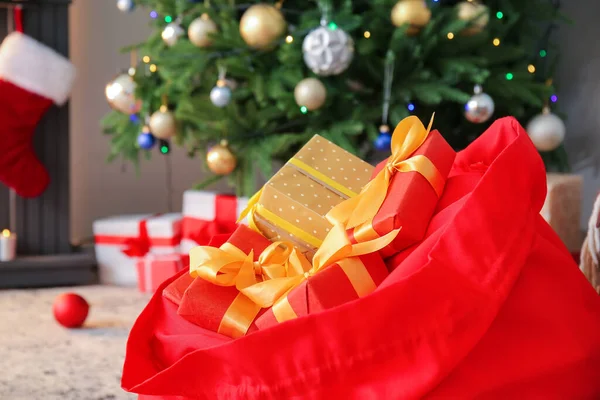 Bolso Santa Con Regalos Habitación Decorada Para Navidad —  Fotos de Stock