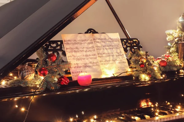 Grand Piano Decorated Christmas Room — Stock Photo, Image