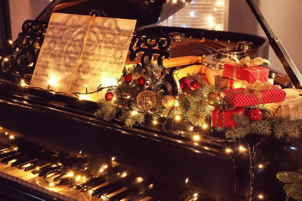 Grand Piano Decorado Para Natal Quarto — Fotografia de Stock