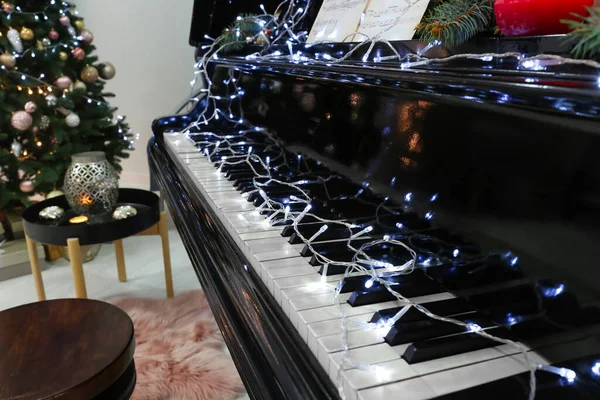 Grand Piano Urządzone Boże Narodzenie Pokoju — Zdjęcie stockowe