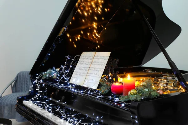 Belső Tér Szoba Nagy Zongora Díszített Karácsonyra — Stock Fotó