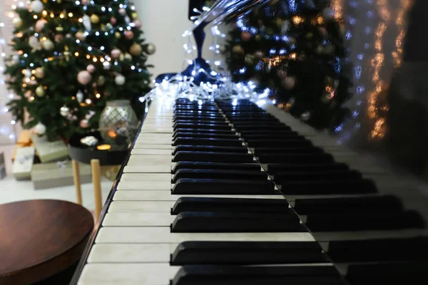 Piano Queue Décoré Pour Noël Gros Plan — Photo
