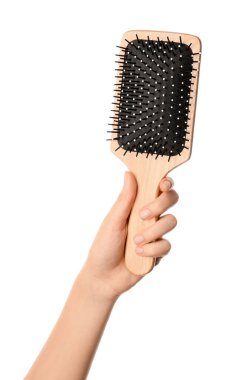 Beyaz arka planda kadın eli ve kürek fırçası