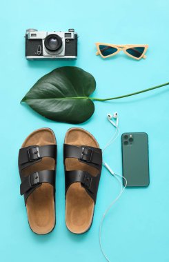 Renkli fotoğraf makineli plaj aksesuarları.