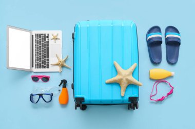 Dizüstü bilgisayarı ve erkek sandaleti olan plaj aksesuarları. Bağımsız çalışma kavramı