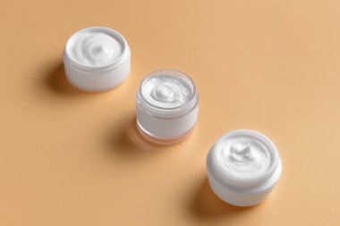 Renk arkaplanında kozmetik krem kavanozları