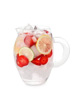 Beyaz arka planda taze çilekli limonata.