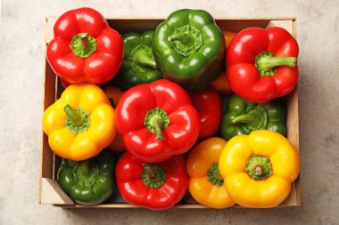 Açık arkaplanda taze dolmalık biberler