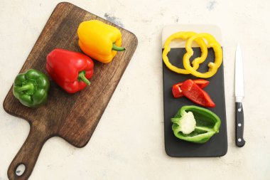 Taze biber, bıçak ve kesim tahtası.