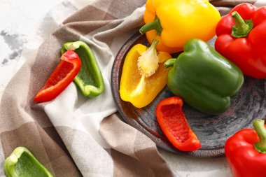 Tabakta taze dolmalık biber ile kompozisyon