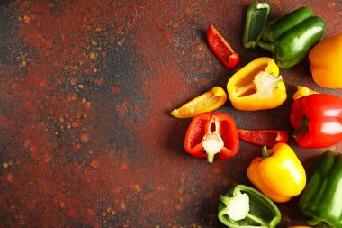 Grunge arka planında taze dolmalık biber.