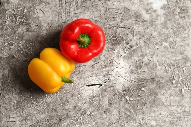 Dokulu arka planda taze dolmalık biber.