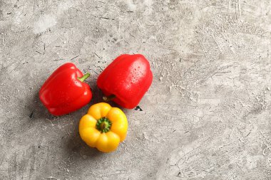 Dokulu arka planda taze dolmalık biber.