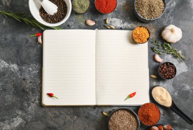 Gri arkaplanda tarifler ve baharatlar için defter
