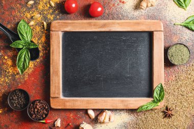 Kahverengi masada siyah tahta, baharat ve otlar.