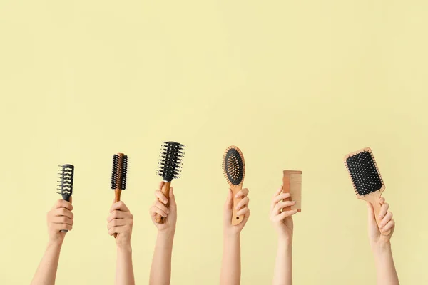 Γυναικεία Χέρια Εργαλεία Για Μαλλιά Στο Φόντο Χρώμα — Φωτογραφία Αρχείου