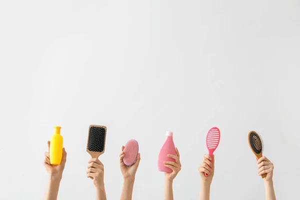 Vrouwelijke Handen Met Haar Gereedschap Lichte Achtergrond — Stockfoto