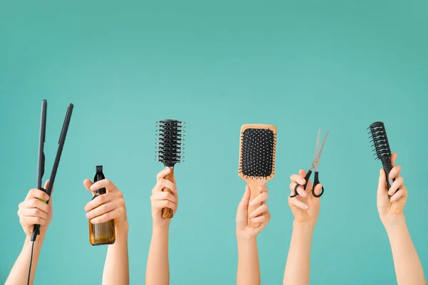 Renk Arkaplan Üzerinde Saç Araçları Olan Kadın Eller — Stok fotoğraf