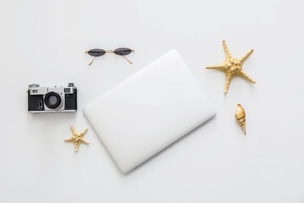 Set Accessori Spiaggia Con Laptop Macchina Fotografica Sfondo Bianco Concetto — Foto Stock