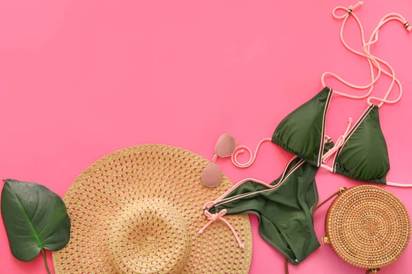 Conjunto Femenino Accesorios Playa Con Sombrero Mimbre Sobre Fondo Color —  Fotos de Stock