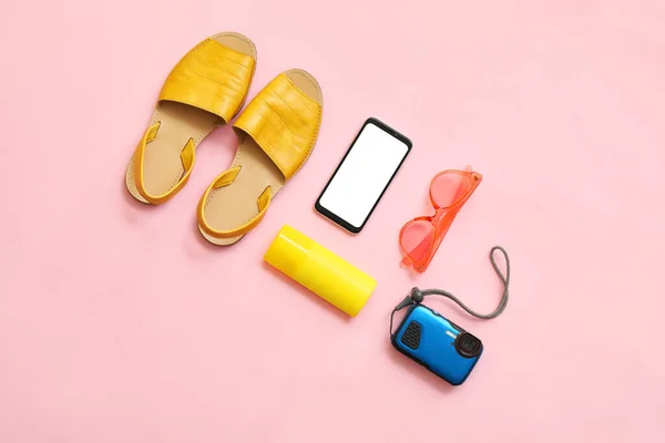 Set Beach Accessories Mobile Phone Color Background — Stock Photo, Image