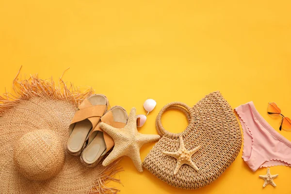 Wicker Beach Accessories Color Background — Stock Photo, Image