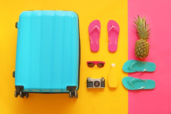 Conjunto Accesorios Playa Con Maleta Sobre Fondo Color — Foto de Stock