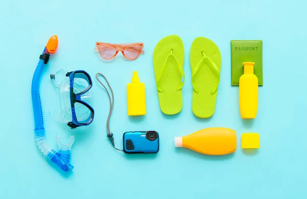Set Accesorios Playa Con Máscara Snorkel Sobre Fondo Color Concepto — Foto de Stock
