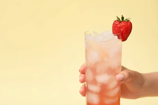 Weibliche Hand Mit Einem Glas Frischer Erdbeer Limonade Auf Farbigem — Stockfoto