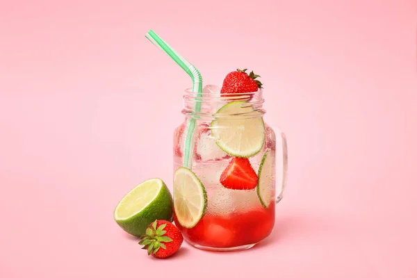 Glas Frischer Erdbeer Limonade Auf Farbigem Hintergrund — Stockfoto